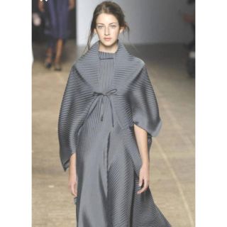 プリーツプリーズイッセイミヤケ(PLEATS PLEASE ISSEY MIYAKE)の① イッセイミヤケ　コレクションラインの羽織　新品同様　黒(カーディガン)