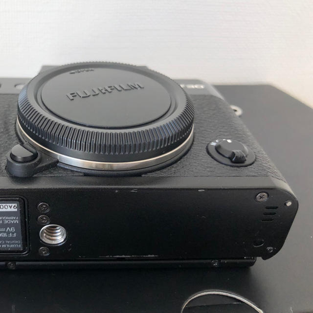 富士フイルム(フジフイルム)の富士フィルム FUJIFILM X-T30 ブラック スマホ/家電/カメラのカメラ(ミラーレス一眼)の商品写真