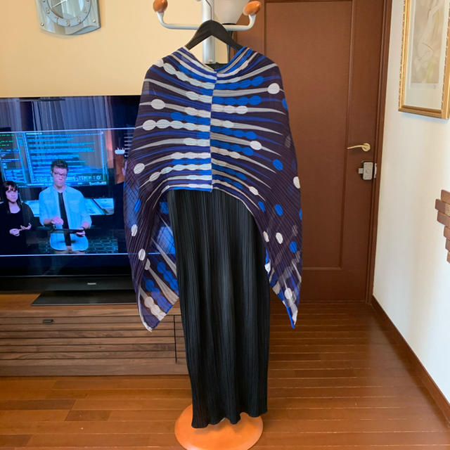 PLEATS PLEASE ISSEY MIYAKE(プリーツプリーズイッセイミヤケ)の11. イッセイミヤケ プリーツプリーズ　素敵な大判ストール　ビリヤード柄 レディースのファッション小物(ストール/パシュミナ)の商品写真