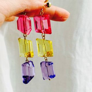 グリモワール(Grimoire)の夏の定番　透明　宝石カット　可愛い　デザイン　カラフル　アクリル　イヤリング(イヤリング)