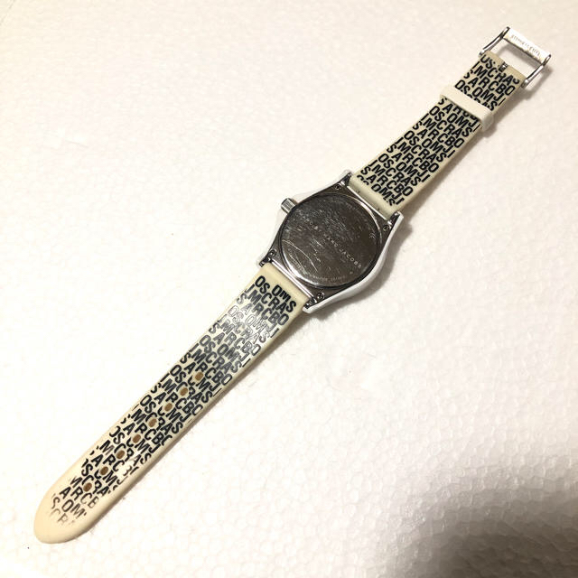 MARC JACOBS(マークジェイコブス)のマークバイマークジェイコブス 腕時計 ホワイト ロゴ クォーツ ラバー 稼働品 メンズの時計(腕時計(アナログ))の商品写真