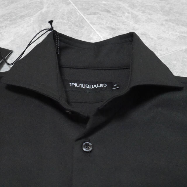 1piu1uguale3(ウノピゥウノウグァーレトレ)の【新品未使用】1piu1uguale3 プレーンシャツ(ブラック) メンズのトップス(シャツ)の商品写真