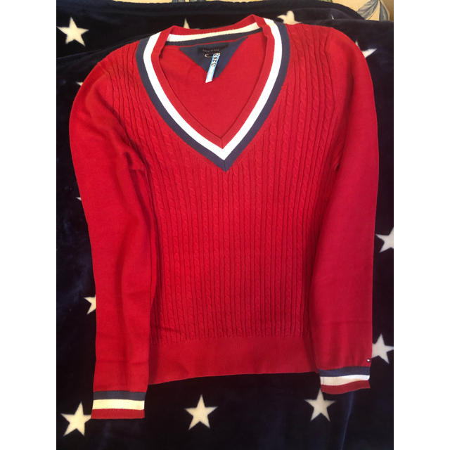 TOMMY HILFIGER(トミーヒルフィガー)のTOMMY HILFIGER Vネックニットセーター　赤 レディースのトップス(ニット/セーター)の商品写真