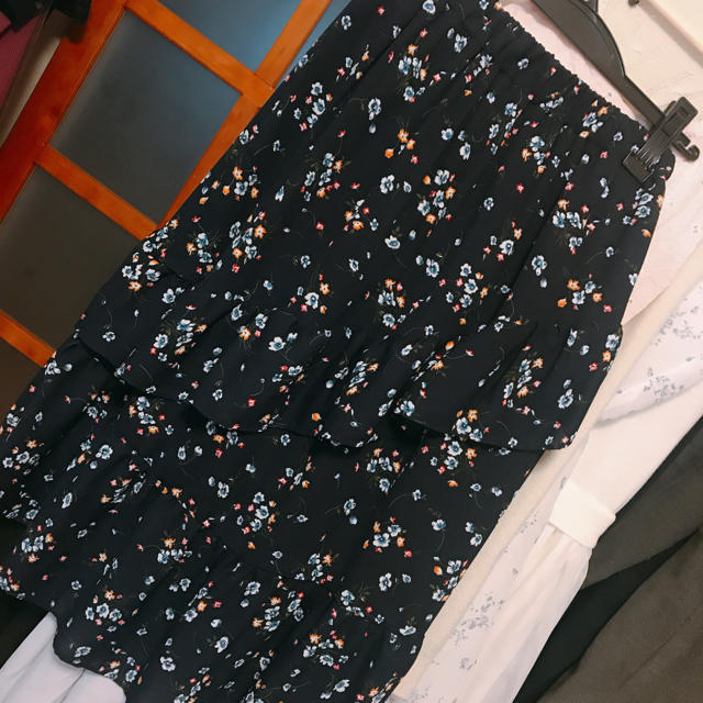 ViS(ヴィス)のvis フラワーラッフルスカート レディースのスカート(ひざ丈スカート)の商品写真
