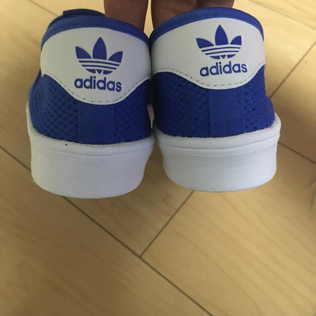 adidas(アディダス)のアディダス スニーカー キッズ/ベビー/マタニティのキッズ靴/シューズ(15cm~)(スニーカー)の商品写真