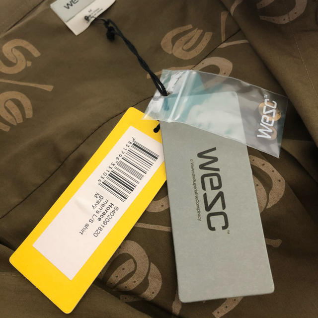 WeSC(ウィーエスシー)の【新品未使用】wesc 刺繍ロゴ 90s ブラウン シャツ 派手 メンズのトップス(シャツ)の商品写真