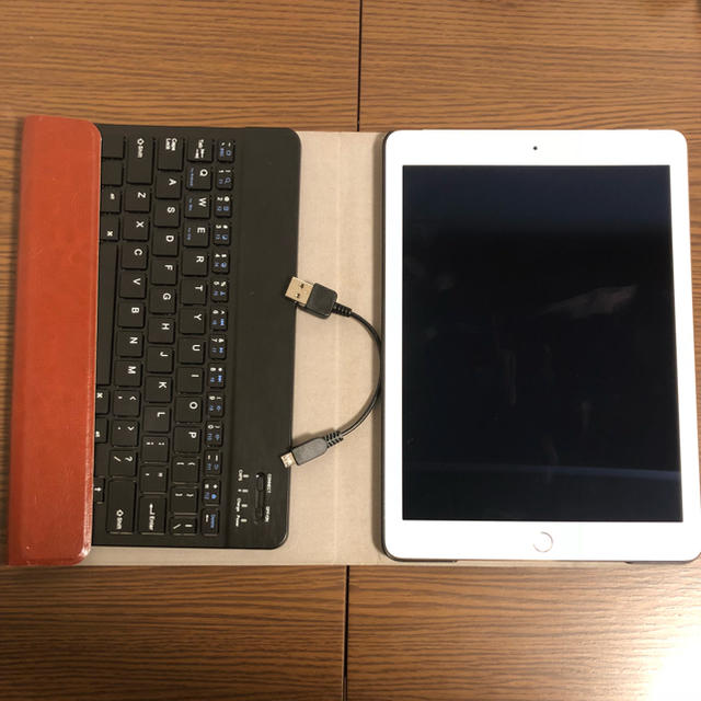 iPad(アイパッド)のiPad Air 2 WiFiセルラー 16GB キーボードカバー付き スマホ/家電/カメラのPC/タブレット(タブレット)の商品写真