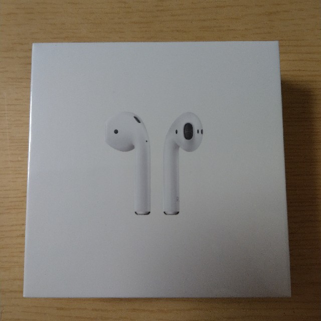 Apple(アップル)のAirPods with Charging Case 
MV7N2J/A スマホ/家電/カメラのオーディオ機器(ヘッドフォン/イヤフォン)の商品写真