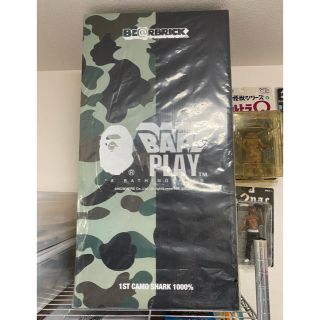 アベイシングエイプ(A BATHING APE)のAPE 1000% ベアブリック　1st CAMO SHARK ブラック(その他)