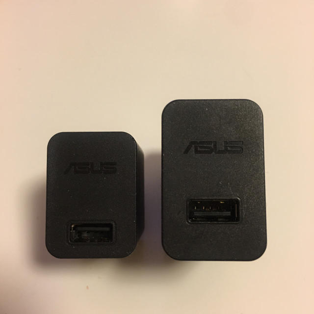 ASUS(エイスース)のASUS ACアダプター スマホ/家電/カメラのPC/タブレット(PC周辺機器)の商品写真