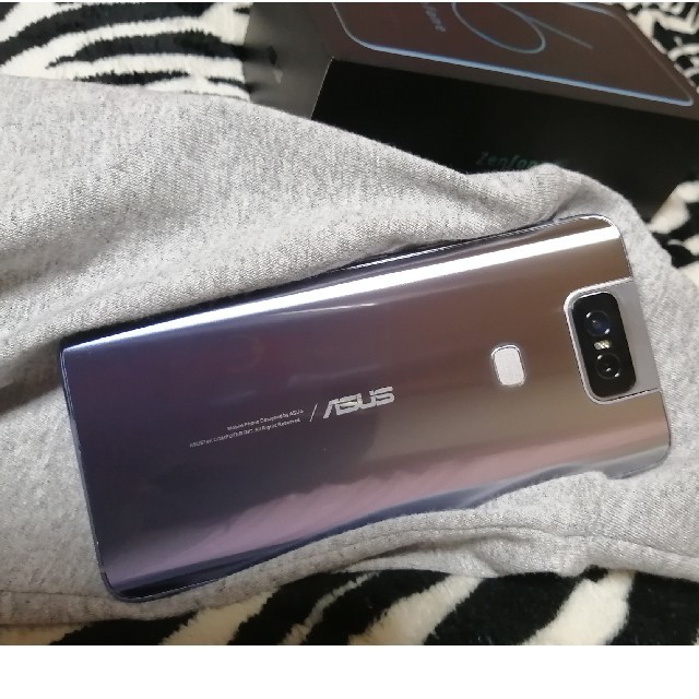 ASUS(エイスース)のASUS Zenfone6 128GB SIMフリー　シルバー スマホ/家電/カメラのスマートフォン/携帯電話(スマートフォン本体)の商品写真