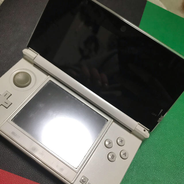 ニンテンドー3DS(ニンテンドー3DS)の任天堂3DS本体(ホワイト) エンタメ/ホビーのゲームソフト/ゲーム機本体(その他)の商品写真