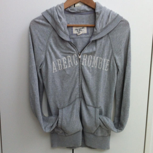 Abercrombie&Fitch(アバクロンビーアンドフィッチ)のアバクロ グレーパーカー♡ レディースのトップス(パーカー)の商品写真