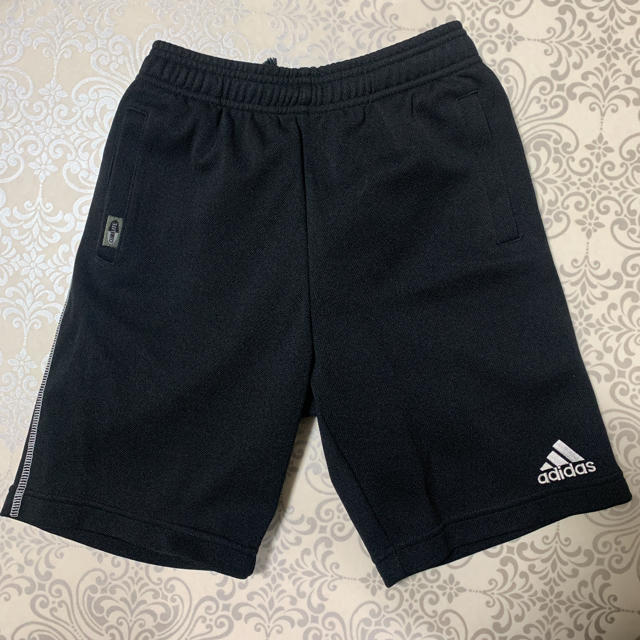 adidas(アディダス)の【adidas】 美品  120cm  アディダス ハーフパンツ　万国旗タグ　黒 キッズ/ベビー/マタニティのキッズ服男の子用(90cm~)(パンツ/スパッツ)の商品写真