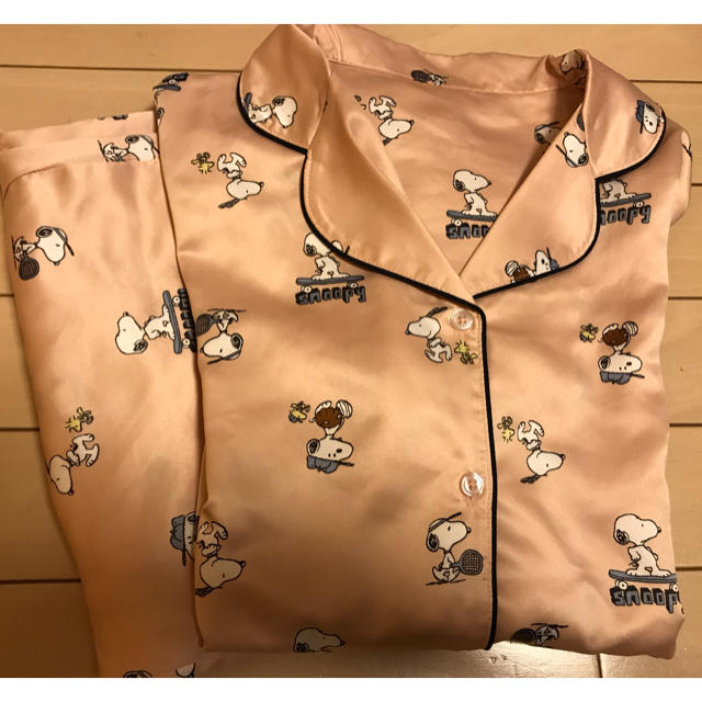GU(ジーユー)のサテンパジャマ(長袖)Peanuts レディースのルームウェア/パジャマ(パジャマ)の商品写真