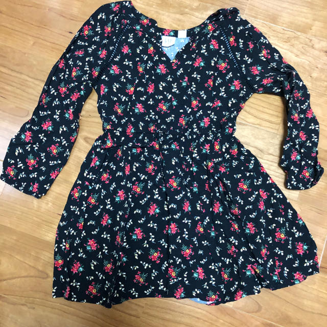 GAP Kids(ギャップキッズ)のギャップ キッズ　黒の花柄ワンピース  キッズ/ベビー/マタニティのキッズ服女の子用(90cm~)(ワンピース)の商品写真