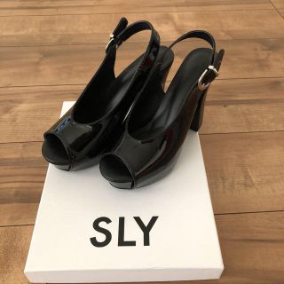 スライ(SLY)の 【新品未使用】SLYスライオープントゥヒールサンダルMサイズエナメルブラック(サンダル)