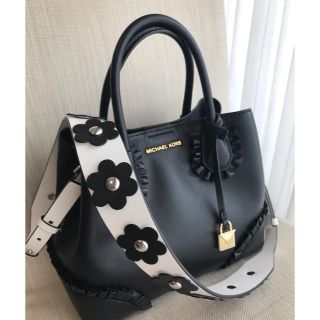 マイケルコース(Michael Kors)のSALE ❤︎ マイケルコース ❤︎ フラワーストラップ  ホワイト 森星(その他)