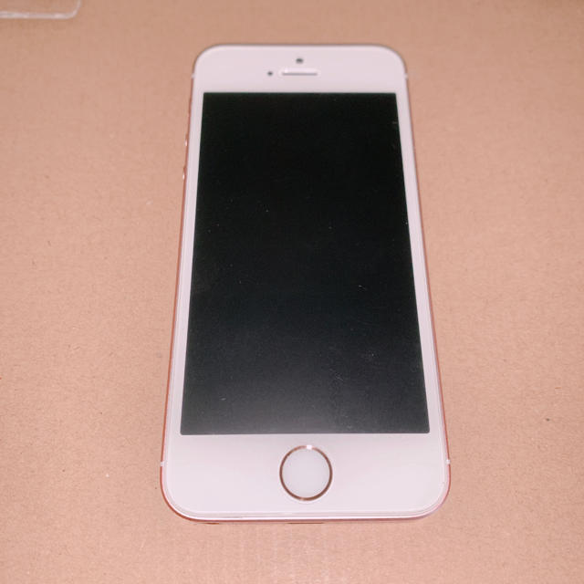 Apple(アップル)のiPhone SE ローズゴールド　32GB スマホ/家電/カメラのスマートフォン/携帯電話(スマートフォン本体)の商品写真