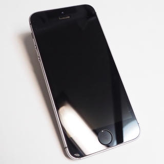 アイフォーン(iPhone)のiPhone SE 16G auSIM スペースグレイ(スマートフォン本体)