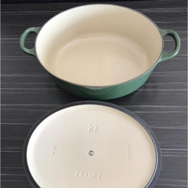 LE CREUSET(ルクルーゼ)のLE CREUSET 【ル　クルーゼ】オーバル鍋　グリーン インテリア/住まい/日用品のキッチン/食器(鍋/フライパン)の商品写真