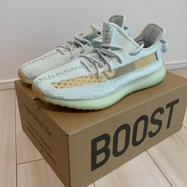 29 YEEZY BOOST 350 V2 HYPERS