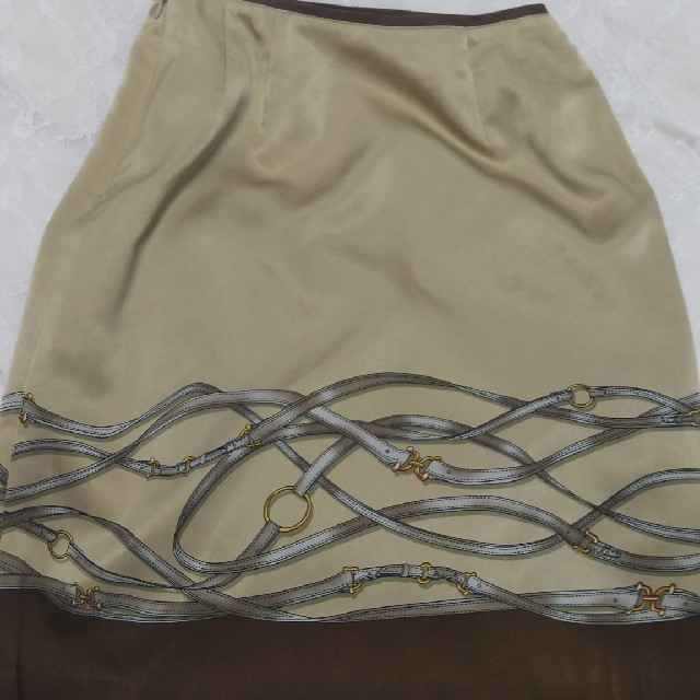 タイトスカート　膝丈スカート　スカーフ風 レディースのスカート(ひざ丈スカート)の商品写真