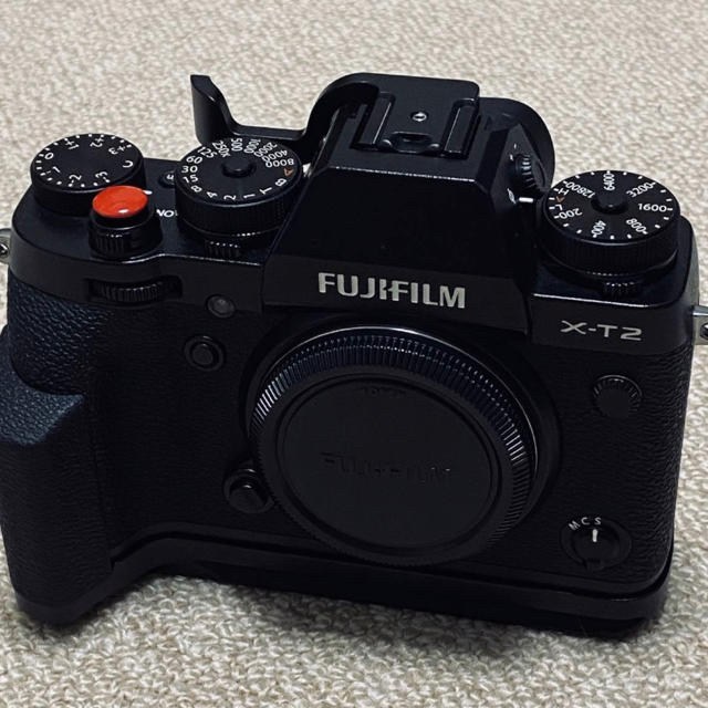 富士フイルム(フジフイルム)の美品 FUJIFILM X-T2  MHG-XT2 純正グリップ付き スマホ/家電/カメラのカメラ(ミラーレス一眼)の商品写真