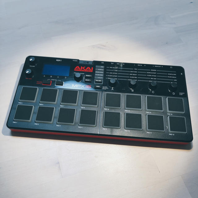 AKAI MPX16 MIDIコントローラー AKAI MPX16 MIDIコントローラー