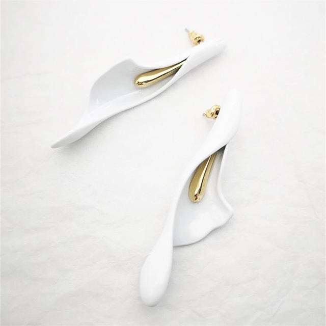 DEUXIEME CLASSE(ドゥーズィエムクラス)のwhite enamel lily stud pierce ◯S925 レディースのアクセサリー(ピアス)の商品写真