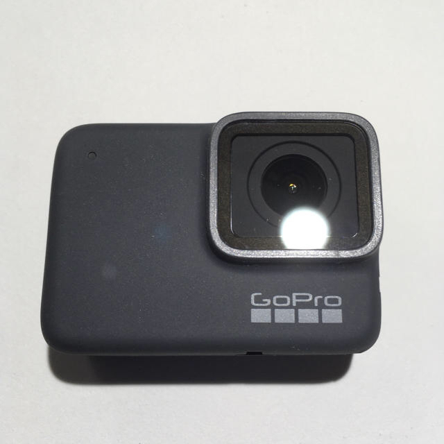 GoPro(ゴープロ)のGoPro7 シルバー　一部不具合あり スマホ/家電/カメラのカメラ(コンパクトデジタルカメラ)の商品写真