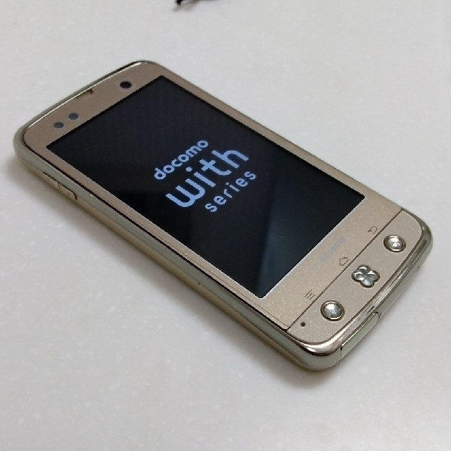 NTTdocomo(エヌティティドコモ)の新価格！【中古ガラケー】富士通 F-09D ゴールド スマホ/家電/カメラのスマートフォン/携帯電話(携帯電話本体)の商品写真