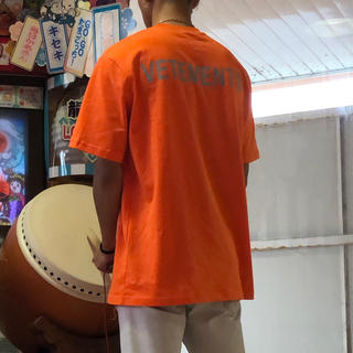 オフホワイト(OFF-WHITE)のvetements オレンジシャツ(Tシャツ/カットソー(半袖/袖なし))