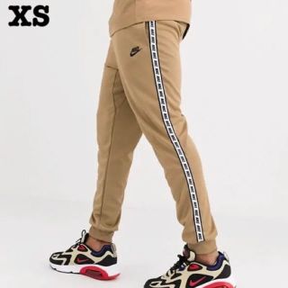 ナイキ(NIKE)のNIKE テーピングロゴ ジョガーパンツ トラックパンツ サンド XS 新品(その他)