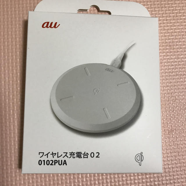 au(エーユー)のワイヤレス 充電台　0102PUA 未使用品。 スマホ/家電/カメラのスマートフォン/携帯電話(バッテリー/充電器)の商品写真