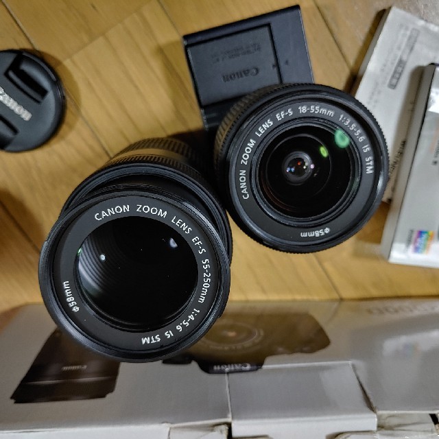 Canon(キヤノン)のCanon EOS 8000D ダブルズームレンズキット
 スマホ/家電/カメラのカメラ(デジタル一眼)の商品写真
