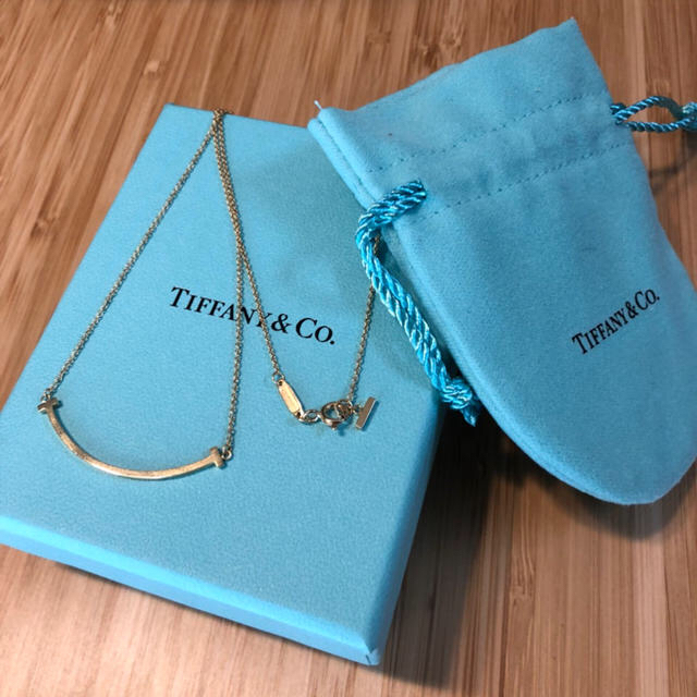 Tiffany & Co.(ティファニー)のティファニーTスマイルペンダント(スモール)18Kゴールド レディースのアクセサリー(ネックレス)の商品写真