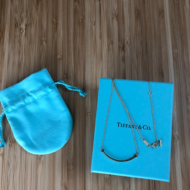 Tiffany & Co.(ティファニー)のティファニーTスマイルペンダント(スモール)18Kゴールド レディースのアクセサリー(ネックレス)の商品写真