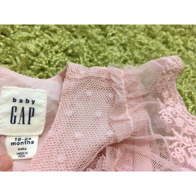 babyGAP(ベビーギャップ)の美品babyGAPレースワンピース ピンク90双子用 キッズ/ベビー/マタニティのキッズ服女の子用(90cm~)(ワンピース)の商品写真