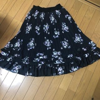 アクシーズファム(axes femme)のお値下げしました。新品タグ付き未使用。花柄プリーツスカート(ひざ丈スカート)