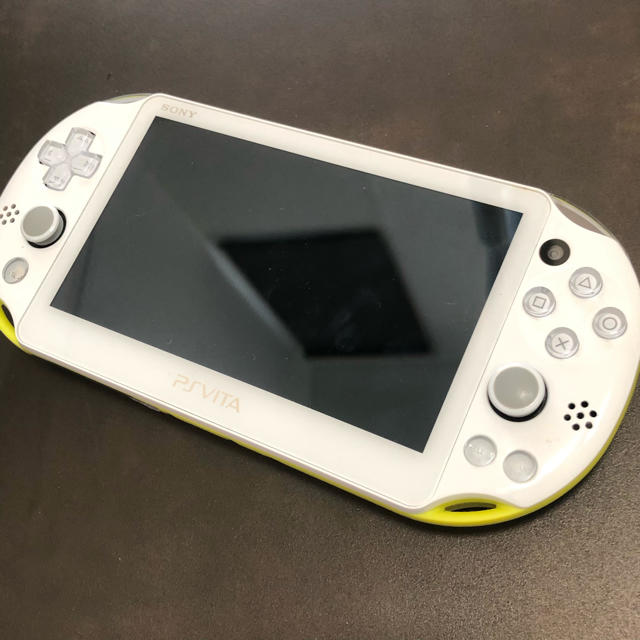 PSP vita 2000 ホワイト/イエロー  画面傷なしメモカ16G付きゲームソフト/ゲーム機本体