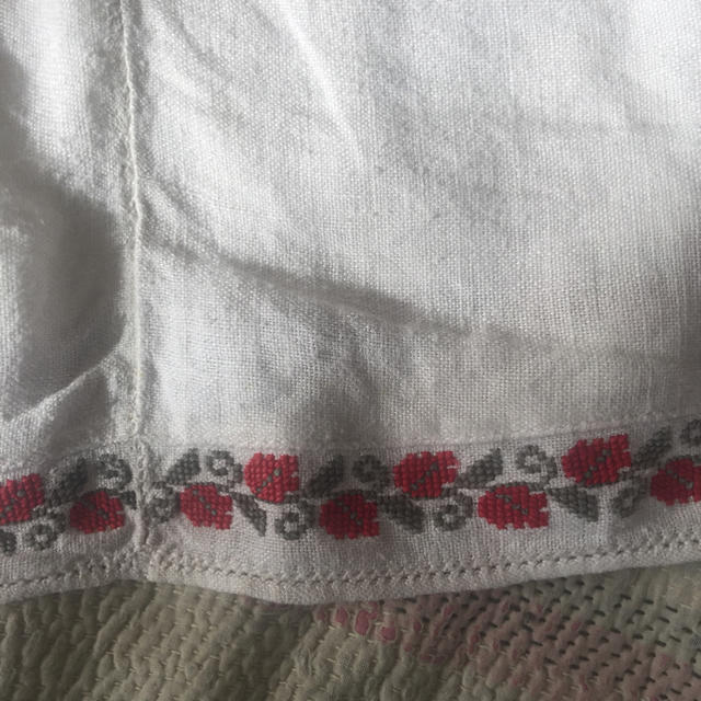 ウクライナヴィンテージ刺繍ワンピース 赤い刺繍