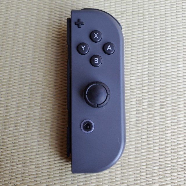 Nintendo Switch(ニンテンドースイッチ)の任天堂 スイッチ ジョイコン 右 ジャンク品 エンタメ/ホビーのゲームソフト/ゲーム機本体(家庭用ゲーム機本体)の商品写真