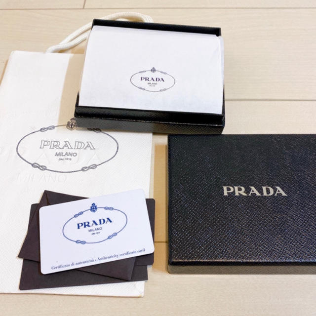 PRADA(プラダ)のPRADA サフィアーノ　財布　ライトブルー　 レディースのファッション小物(財布)の商品写真