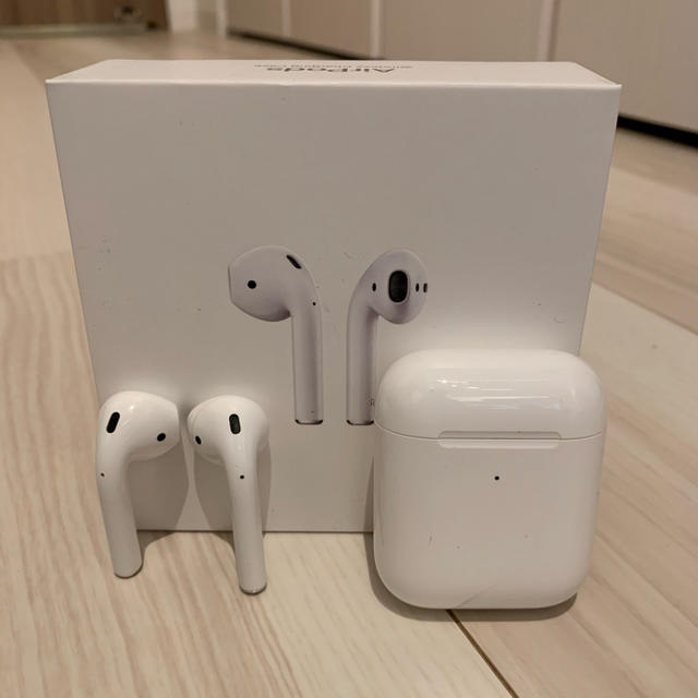 AirPods with Wireless Charging Case 第二世代 ヘッドフォン/イヤフォン