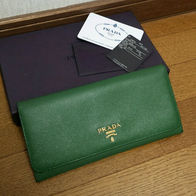 PRADA - セール♡美品PRADA長財布グリーンの通販 by maison_H_buyer🍊selectshop｜プラダならラクマ