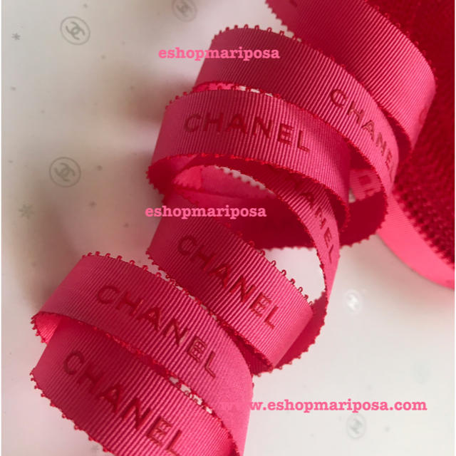 CHANEL(シャネル)のシャネルリボン🎀 5m フューシャピンク ネオンピンク レッドロゴ入り 縁取り インテリア/住まい/日用品のオフィス用品(ラッピング/包装)の商品写真