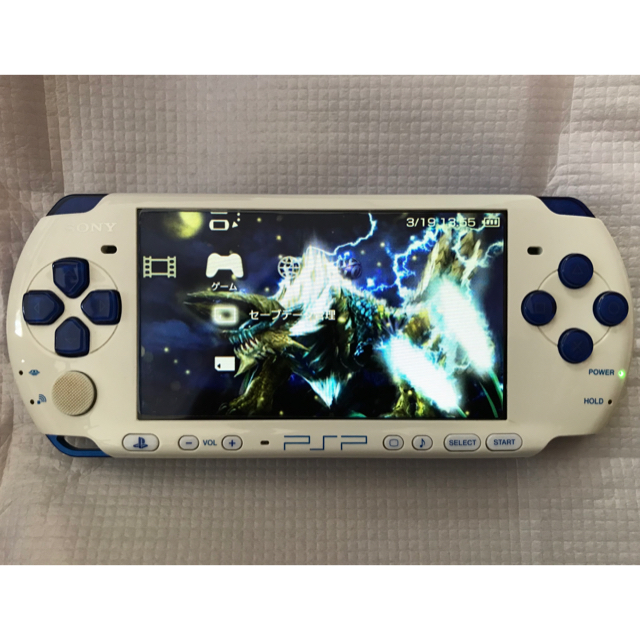 SONY(ソニー)のPSP3000 バリューパック　ホワイト/ブルー　ソフト4本 エンタメ/ホビーのゲームソフト/ゲーム機本体(携帯用ゲーム機本体)の商品写真