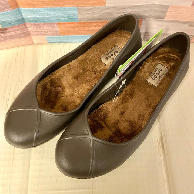 crocs(クロックス)のcrocs olivia クロックス オリビア フラット W8 24センチ 新品 レディースの靴/シューズ(バレエシューズ)の商品写真