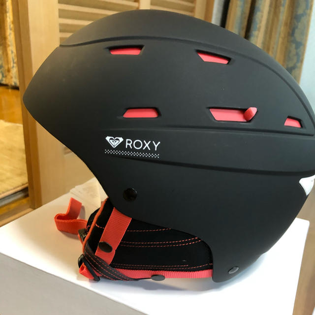 Roxy(ロキシー)のロキシーROXY スノボ　大人可愛い♪完売　新品タグ付きヘルメット　sizeM スポーツ/アウトドアのスノーボード(ウエア/装備)の商品写真